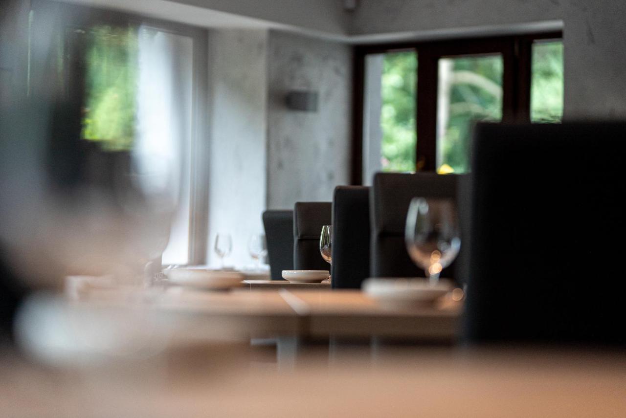 Penzion A Restaurace Bily Mlyn Либерц Экстерьер фото