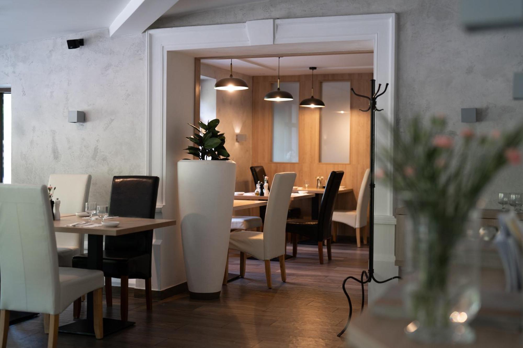 Penzion A Restaurace Bily Mlyn Либерц Экстерьер фото